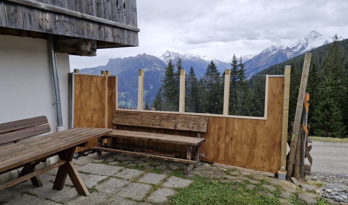 Die Staubschutzwand ist jetzt durchsichtig